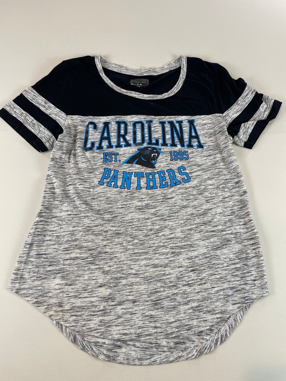 Carolina Panthers Womens Gray and Black Short Sleeve Tee High‑Low Hem Size M